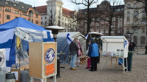 Arkivbild, personerna på bilden har inte med händelsen att göra. Suomi Ensin demonstrerar på Järnvägstorget den 10.3.