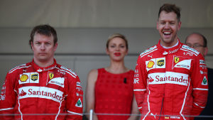 Sebastian Vettel var glad som en speleman efter segern. För Kimi Räikkönen smakade andraplatsen inte bra. Kimi Räikkönen, Sebastian Vettel.