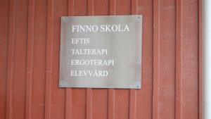 Det finns många olika behov bland eleverna. Skylt med texten Finno skola