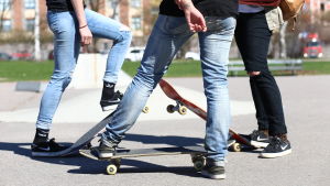 Enligt riksdagens lagförslag ska man redan som 15-åring själv få välja tjänsteproducent inom social- och hälsovården. Kvinnor som skejtar.