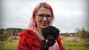 Yvonne Granholm och dvärgpudeln Helga. Yvonne Granholm och dvärgpudeln Helga.