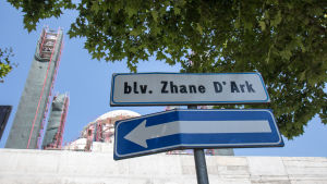 Jeanne d'Arcs gata invid moskébygge i Tirana.