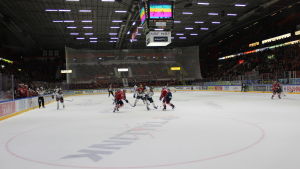Hittills har man fått dricka öl endast i korridorerna och restaurangerna. HIFK spelar mot Pelicans.