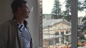 Raimo Matvere bara vet när något passar in i Telliskivi Loomelinnak och när något inte gör det. Raimo Matvere tittar ut över Telliskiviområdet genom ett fönster.