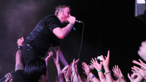 Matt Berninger on The Nationalin laulusolisti ja Tom Berningerin isoveli. The Nationalin laulusolisti Matt Berninger lavalla. Kuva dokumenttielokuvasta Mistaken for Strangers.