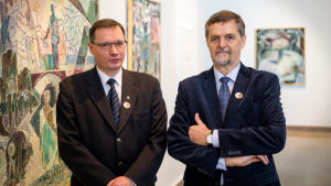 Barnbarnen Tryggve Gestrin och Matias Uusikylä. Tryggve Gestrin och Matias Uusikylä på morfar Lennart Segerstråles utställning på Ateneum.
