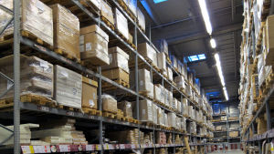 Nätvaruhandlarna Fiksuruoka och Matsmart köper upp överblivna partier från producenter, importörer och partihandeln för att sedan sälja varorna billigare till konsumenter på nätet. Lagerlokal med varor förpackade i pappkartonger på olika hyllplan ovanför varandra.