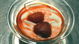 Köken kommer att börja smaksätta yoghurt själva. En skål med yoghurt och jordgubbar.