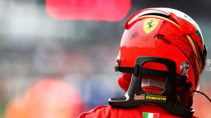 Det har stundvis blåst motvind för Räikkönen. Kimi Räikkönen med hjälmen på fotad bakifrån.