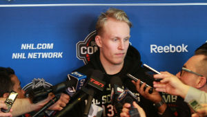 Patrik Laine har alla blickar riktade på sig i Winnipeg. (Arkivbild) Patrik Laine talar till pressen.