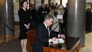 Sauli Niinistö skriver i avlidne presidenten Mauno Koivistos kondoleansbok i Presidentens slott i Helsingfors den 16 maj 2017. Republikens president Sauli Niinistö skriver i avlidne presidenten Mauno Koivistos kondoleansbok i Presidentens slott i Helsingfors den 16 maj 2017.