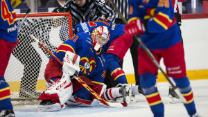 Riku Helenius släppte två pucken förbi sig. Riku Helenius, Jokerit.