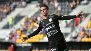 Roope Riski satte säsongens femtonde mål för sitt SJK och blev matchvinnare. Roope Riski.