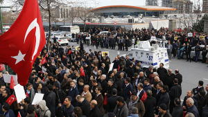 Gülenister i samband med en protest i mars 2016. De protesterar mot att turkiska regeringen tar över den stora oppositionstidningen Zaman. Gülenister i samband med en protest i mars 2016. De protesterar mot att turkiska regeringen tar över den stora oppositionstidningen Zaman.