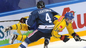 Mikko Lehtonens karriärkurva pekar uppåt: KooKoo -> HV71 -> VM-laget -> Tappara. Mikko Lehtonen tacklar.