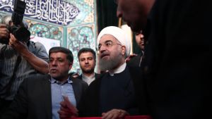 Den sittande presidenten Hassan Rouhani röstar i en vallokal i Teheran. Den sittande presidenten Hassan Rouhani röstar i en vallokal i Teheran.
