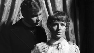 Risto Aaltonen ja Pirkko Peltomäki Nukkekodissa vuonna 1968. Risto Aaltonen ja Pirkko Peltomäki televisioteatterin näytelmässä Nukkekoti vuonna 1968.