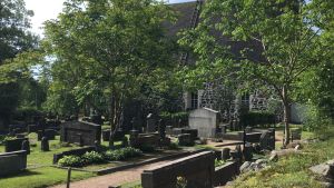 När Pojo kyrka invigdes i slutet av 1400-talet, begravdes de döda under golven. Då det blev ohållbart flyttade man gravarna strax utanför kyrkan. Också adelspersoner brukar vara begravda nära kyrkan. De döda begravs om möjligt med benen mot öster. Pojo kyrka med gravgården framför.