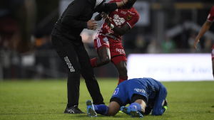 Aly Keita skadade sig fysiskt i attacken. Aly Keita (ligger) är en fotbollsmålvakt.