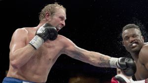Robert Helenius besegrade Dereck Chisora 2011. Robert Helenius boxas mot Dereck Chisora, december 2011.