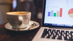 Lagen skyddar inte dem som arbetar på korta kontrakt. Det här är en berättelse om arbetslöshet. En kaffekopp bredvid en laptop på ett bord.