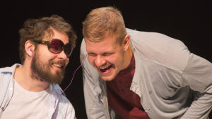 Antti Mankonen ja Antti Laukkarinen hullujenhuoneella. Juha Hurmeen Hullu. Kuvassa Antti Mankonen ja Antti Laukkarinen.