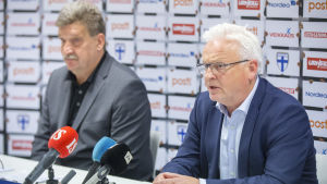 Pertti Alaja och Hasse Backe var nöjda när Backe presenterades. Pertti Alaja, Hasse Backe.
