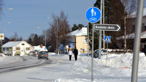 Vägen genom centrum av Vörå under vintern. På en skylt står det Koskeby skola.