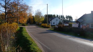 Arkivbild. Lyckebo är det röda huset till höger i centrum av Näsby. En väg kantad med hus.
