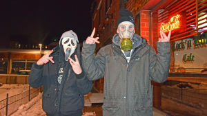 Ute på byn i Kyrkslätt är det många som vet vem som finns bakom maskerna. likanen etelä,