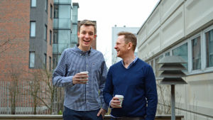 Grankulla svenska samskola har taggat ner gällande marknadsföringen. I våras var elevkårens ordförande Carl Lindgren och rektor Niklas Wahlström glada över att Grani blivit så pop att medeltalet höjts från 6,8 till 8,0. Carl Lindholm (t.v.) är elevkårens ordförande, Niklas Wahlström (t.h.) är rektor i gymnasiet.