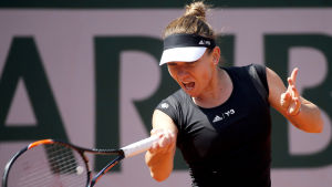 Simona Halep lider av en skada i vristen. Simona Halep slår en boll i franska öppna 2015.