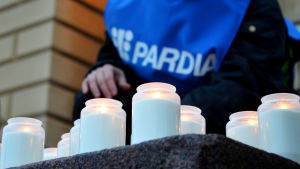 En ljusdemonstration ordnades utanför universitetet på onsdagen. Gravljus på trappa.
