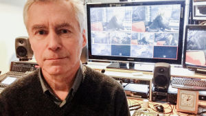 Martin Romantschuk besökte Kvanthopps webbstudio. Här fotograferad i kontrollrummet. Professor Martin Romantschuk vid helsingfors universitet besökte Kvanthopps webbstudio.