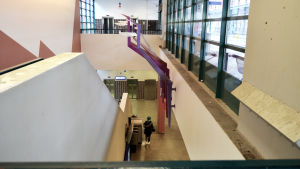 Stationen i Norra Haga ägs av Helsingfors stad. Interiör på en sunkig tågstation