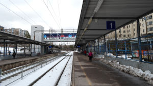 Järnvägsstationen i Gamlas ägs av Helsingfors stad. Exteriör av sunkig tägstation