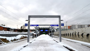 Den splitternya stationen Lejle ägs av Vanda stad. Exteriör av ny tågstation.