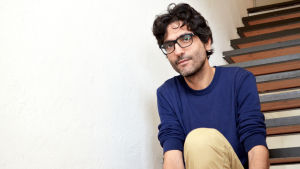 Jowan Safadi gör politisk musik och kallar sig "palestinsk artist som bor i det historiska Palestina". Man sitter i trappan, ser allvarligt in i kameran