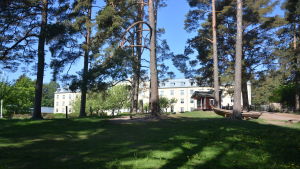 Barnträdgården Rosengården kan erbjuda en stor utelekplats i Knipnäs. Rosengården flyttar ut ur Knipnäs våren 2016.