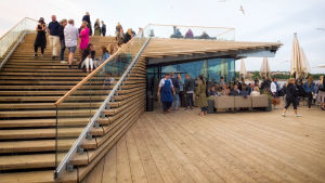 Den nya uteserveringen är bland annat inspirerad av Löyly vid Eirastranden i Helsingfors. Hernesaaren Löyly