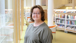 Specialbibliotekarie Christina Haapala i det nyrenoverade biblioteket