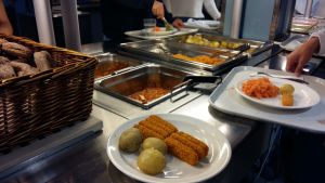 Både potatisen och brödet är lokalproducerade i Åbotrakten. Lokalproducerad potatis och morot, fiskpinnar och ekologiskt lokalproducerat bröd på skolmenyn.