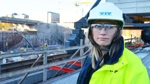 Inköpschef Ulla Judström vid gropen. Ulla Judström iklädd reflexväst, hjälm och skyssglasögon.