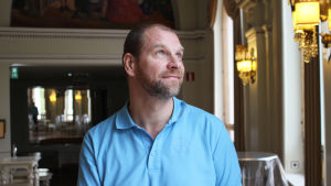 Johan Storgård ser det som en stor ära att få leda Svenska Teatern under jubileumsåret. Teaterchef Johan Storgård i andra våningens foaje
