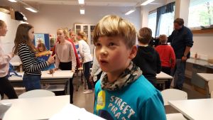 Alvin Heinsalmi är med om poesiinspiration i Haga skola i Helsingfors. Elever i Haga skola i Helsingfors som har haft en poesiinspirationslektion med författaren Jolin Slotte. 2016.