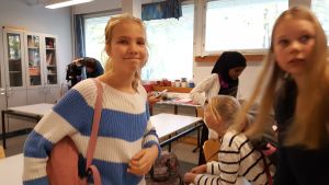 Till vänster Anni Stenbäck, till höger My Ölander. Elever i Haga skola i Helsingfors som har haft en poesiinspirationslektion med författaren Jolin Slotte. 2016. Till vänster står Anni Stenbäck, till höger My Tengström.