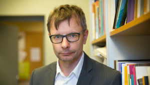 Heikki Hiilamo är professor i socialpolitik vid Helsingfors Universitet. valtiotieteiden ja filosofian tohtori Heikki Hiilamo