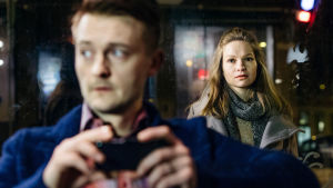 Martti (Antti Mikkola) ja Laura (Elina Hietala) tarinassa Vanhempainrakkaus. Mitä tapahtuu kun ihminen rakastaa niin paljon, että oikeuden pitää puuttua siihen?