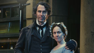Bob Cratchit (Robert Wilfort) ja Emily Cratchit (Jennifer Hennessy) Uusi sarja vie viktoriaaniseen aikaan, jossa monet tutut Dickensin romaanihenkilöt ovat päätyneet samaan tarinaan.