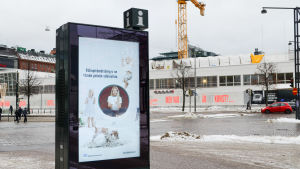 Planschen syns på stadens informationsskylt vid Mannerheimvägen Staden har kampanjen "likgiltighet är dagens våld" synligt på reklampelare i centrum